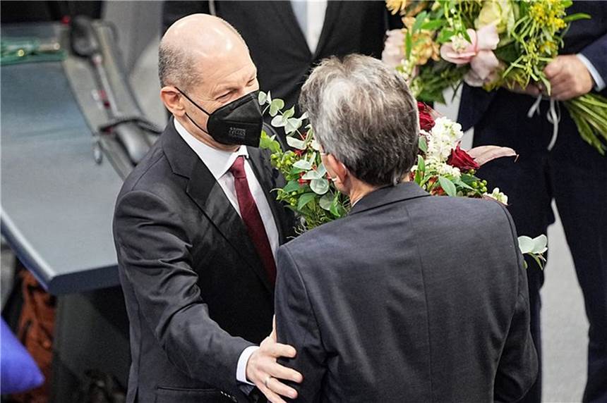 Olaf Scholz zum neuen Bundeskanzler gewählt Bundeskanzler Olaf Scholz (l) erhält vom SPD-Fraktionschef Rolf Mützenich einen Blumenstrauß.