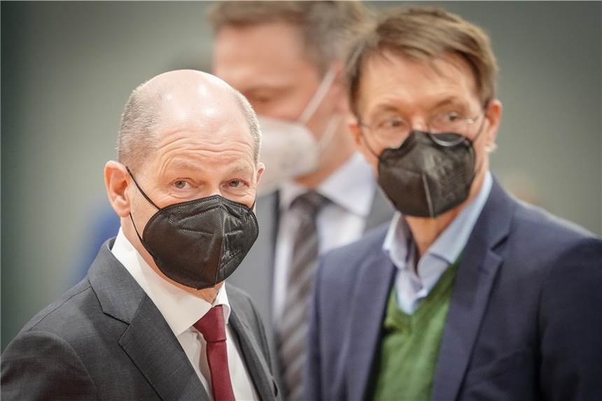 Neuer Kompromissvorschlag: Kommt jetzt die Corona-Impfpflicht ab 60? Bundeskanzler Olaf Scholz (l, SPD) und Karl Lauterbach (r, SPD), Bundesminister für Gesundheit, nehmen an der Sitzung des Bundeskabinetts im Bundeskanzleramt teil.