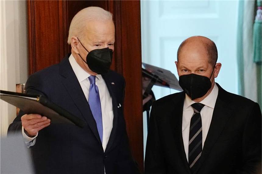 Biden nach Gespräch mit Scholz: „Wenn Russland einmarschiert, wird es kein Nord Stream 2 geben“ Bundeskanzler Olaf Scholz (r.) und US-Präsident Joe Biden kommen zu einer Pressekonferenz im Weißen Haus.