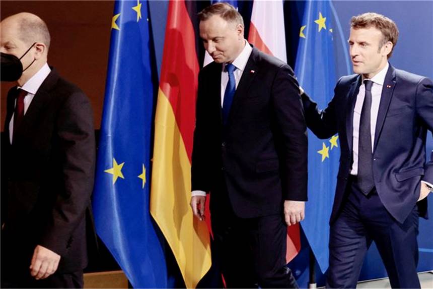 Weimarer Dreieck droht Moskau – Scholz: „Gemeinsames Ziel, Krieg verhindern“ Mit einem Gesprächsangebot an Russland und dem erneuten Appell zur Deeskalation an der ukrainischen Grenze wollen Deutschland, Frankreich und Polen den Konflikt mit Moskau entschärfen.
Die drei Staaten erklärten nach einem Spitzentreffen am Dienstagabend im Berliner Kanzleramt ihre Bereitschaft, «sich konstruktiv in substanzielle und ergebnisorientierte Gespräche über Sicherheitsfragen von beiderseitigem Interesse einzubringen». Zugleich machten Kanzler Olaf Scholz und die beiden Präsidenten Em