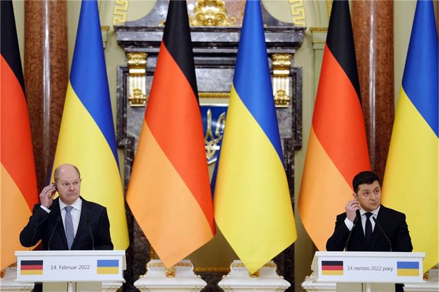 Westliche Staatschefs verurteilen Russland scharf - und kündigen weitere Schritte an Bundeskanzler Olaf Scholz (SPD, l) und Wolodymyr Selenskyj, Präsident der Ukraine, bei einer Pressekonferenz in Kiew.