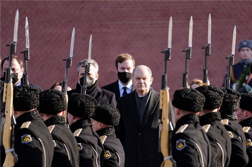 Scholz zu Putin: "Verdammte Pflicht", einen Krieg in Europa zu verhindern Bundeskanzler Olaf Scholz (SPD, M) besucht das Grabmal des unbekannten Soldaten in Moskau.