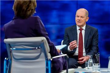 Bundeskanzler Olaf Scholz (SPD) spricht in der ZDF-Sendung «maybrit illner» zur Moderatorin Maybrit Illner. 
