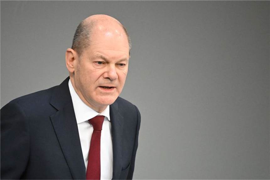 Deutschland reagiert auf Putins Aggression Bundeskanzler Olaf Scholz während der Sondersitzung des Bundestags zum Krieg in der Ukraine.