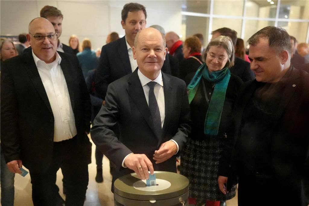 Bundeskanzler Scholz – hier bei der Stimmabgabe – wollte die Vertrauensfrage verlieren. (Archivbild)