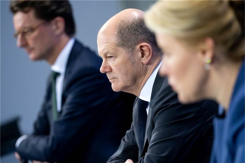 Die neuen Corona-Beschlüsse von Bund und Ländern im Detail Bundeskanzler Scholz zwischen NRW-Ministerpräsident Wüst und der Regierenden Bürgermeisterin von Berlin, Giffey.