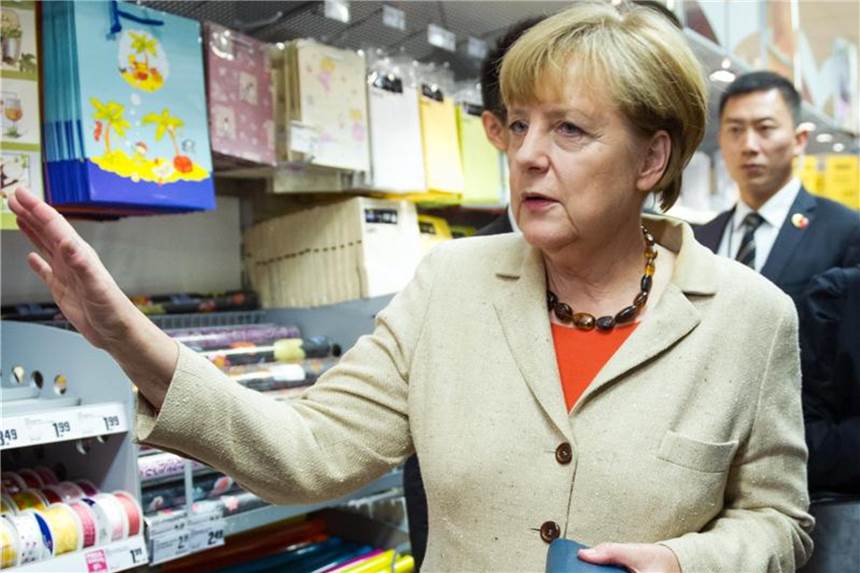 Angela Merkel trägt ihre Einkaufstaschen selbst Bundeskanzlerin Angela Merkel 2014 beim Einkaufen in einem Supermarkt. Foto: Lukas Schulze