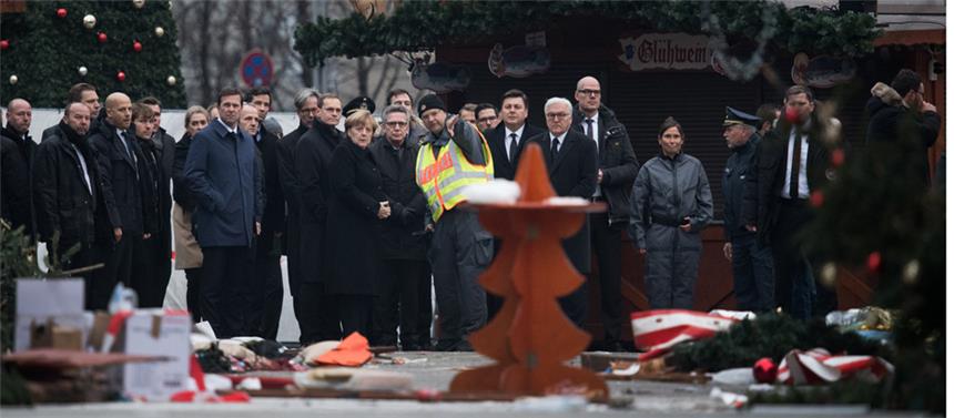 Berlin unter Schock: LKW rast in Weihnachtsmarkt Bundeskanzlerin Angela Merkel (3vl, CDU) besucht zusammen mit (l.v. Merkel -r) Michael Müller (SPD), Regierender Bürgermeister von Berlin, Bundesinnenminister Thomas de Maizière (CDU), Andreas Geisel (SPD), Berliner Innensenator, und Bundesaußenminister Frank-Walter Steinmeier (SPD) am 20.12.2016 den Anschlagsort auf dem Weihnachtsmarkt am Breitscheidplatz in Berlin.