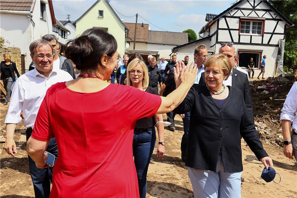 Merkel zu Besuch in NRW - Kanzlerin verspricht Soforthilfe für Flutopfer Bundeskanzlerin Angela Merkel bei ihrem Besuch in NRW.