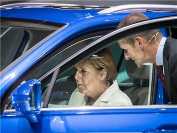 Bundeskanzlerin Angela Merkel besucht im September 2015 die IAA - neben ihr VW-Markenvorstand Herbert Diess. Merkel nennt kein verbindliches Datum für einen Abschied vom Verbrennungsmotor. Foto: Frank Rumpenhorst