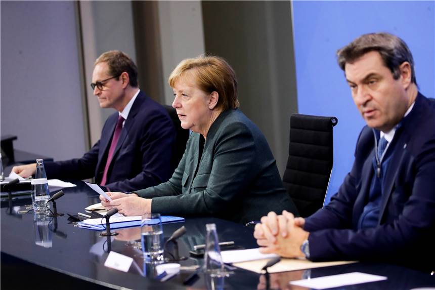 Das sind die Corona-Beschlüsse von Bund und Ländern im Überblick Bundeskanzlerin Angela Merkel (CDU), Berlins Regierender Bürgermeister Michael Müller (l, SPD) und der CSU-Vorsitzende Markus Söder geben eine Pressekonferenz im Bundeskanzleramt zu den Ergebnissen der Bund-Länder-Beratungen.