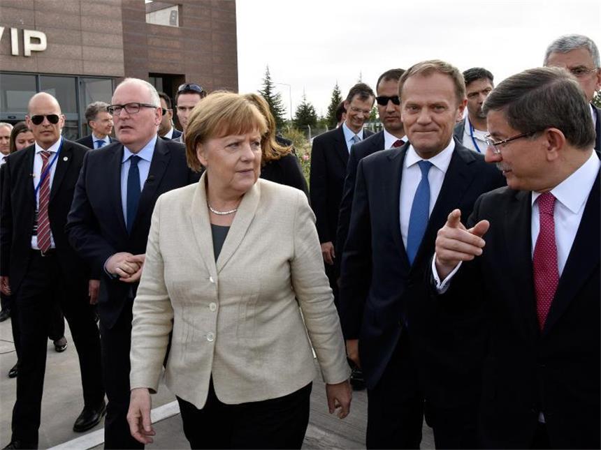 Merkel besucht Flüchtlingslager in der Türkei Bundeskanzlerin Angela Merkel (CDU), EU-Ratspräsident Donald Tusk und der türkische Ministerpräsident Ahmet Davutoglu kurz nach ihrer Ankunft auf dem Flughafen von Gaziantep.