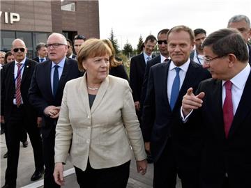 Bundeskanzlerin Angela Merkel (CDU), EU-Ratspräsident Donald Tusk und der türkische Ministerpräsident Ahmet Davutoglu kurz nach ihrer Ankunft auf dem Flughafen von Gaziantep.