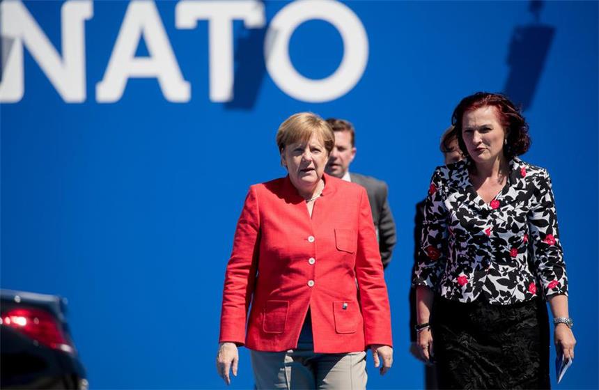 Merkel droht mit Abzug der Bundeswehr aus Incirlik Bundeskanzlerin Angela Merkel (CDU, l) kommt am 25.05.2017 in Brüssel beim Nato-Gipfel vor dem neuen Nato-Hauptquartier an. Foto: Kay Nietfeld/dpa +++(c) dpa - Bildfunk+++
