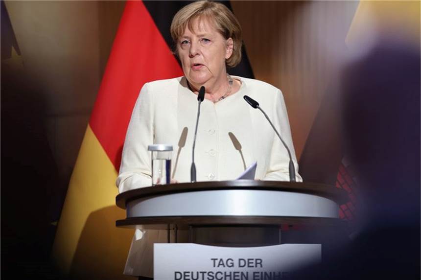 Tag der Einheit: Merkel fordert Einsatz für die Demokratie Bundeskanzlerin Angela Merkel (CDU) spricht beim Festakt zum Tag der Deutschen Einheit in der Händel-Halle.