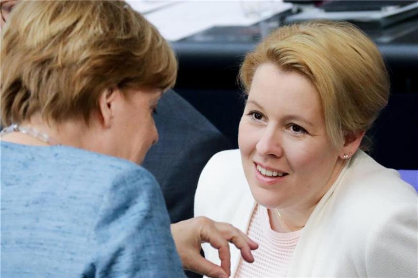 Gewalt gegen Frauen: Millionen betroffen Bundeskanzlerin Angela Merkel (CDU) und Bundesfamilienministerin Giffey (SPD) besuchen in Köln das Hilfe-Telefon „Gewalt gegen Frauen“. Foto: Kay Nietfeld