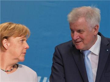 Bundeskanzlerin Angela Merkel (CDU) und der CSU-Vorsitzende und bayerische Ministerpräsident Horst Seehofer auf einer CSU-Wahlkampfveranstaltung in Bayreuth. Foto: Nicolas Armer/Archiv