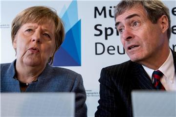 Bundeskanzlerin Angela Merkel (CDU) und Ingo Kramer, Präsident der Bundesvereinigung der Deutschen Arbeitgeberverbände (BDA). Kramer fordert mehr Freiräume für die Wirtschaft. Foto: Sven Hoppe