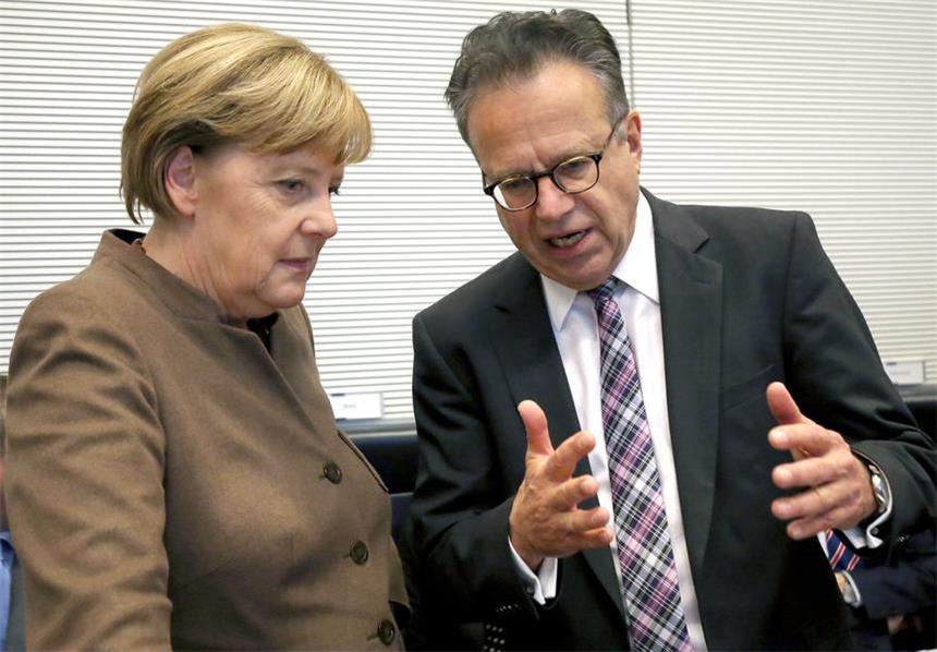 Kontroverse Flüchtlingsdebatte in Unionsfraktion Bundeskanzlerin Angela Merkel (CDU) unterhält sich im Reichstagsgebäude in Berlin zu Beginn der Fraktionssitzung von CDU/CSU mit dem Vorstandsvorsitzenden der Bundesagentur für Arbeit und Leiter des Bundesamtes für Migration und Flüchtlinge, Frank-Jürgen Weise.
