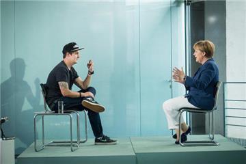Bundeskanzlerin Angela Merkel im Interview mit Florian Mundt alias LeFloid.
