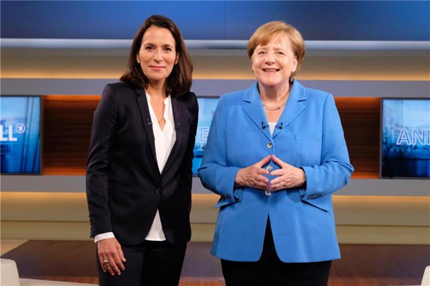 „Polizeiruf 110“ weit vorn Bundeskanzlerin Angela Merkel (r, CDU) war zu Gast bei Anne Will. Foto: Wolfgang Borrs/NDR