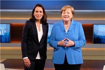 Bundeskanzlerin Angela Merkel (r, CDU) war zu Gast bei Anne Will. Foto: Wolfgang Borrs/NDR