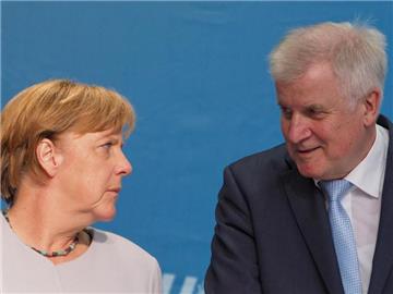 Bundeskanzlerin Angela Merkel und CSU-Chef Horst Seehofer Ende Augist bei einer Wahlkampfveranstaltung in Bayreuth. Foto: Nicolas Armer