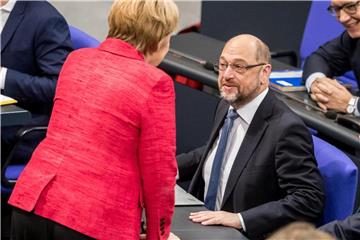 Bundeskanzlerin Angela Merkel und SPD-Chef Martin Schulz. - Kommt eine Neuauflage der großen Koalition? Foto: Michael Kappeler/Archiv
