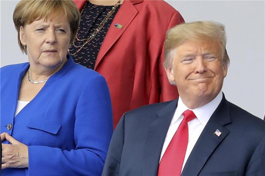 Trump bringt Nato-Gipfel an den Rand des Scheiterns Bundeskanzlerin Angela Merkel und Us-Präsident Donald Trump beim Nato-Gipfel in Brüssel. Foto: Ludovic Marin/POOL AFP/AP