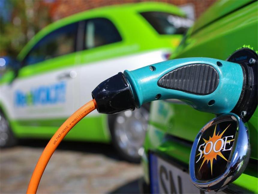 Kaufprämien für E-Autos bleiben umstritten Bundeskanzlerin Angela Merkel will mit den Vorstandschefs der Autohersteller Volkswagen, Daimler und BMW auch über eine mögliche Kaufprämie für Elektroautos sprechen. Foto: Jens Büttner