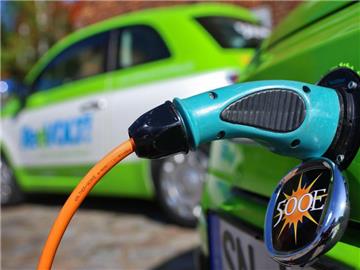 Bundeskanzlerin Angela Merkel will mit den Vorstandschefs der Autohersteller Volkswagen, Daimler und BMW auch über eine mögliche Kaufprämie für Elektroautos sprechen. Foto: Jens Büttner
