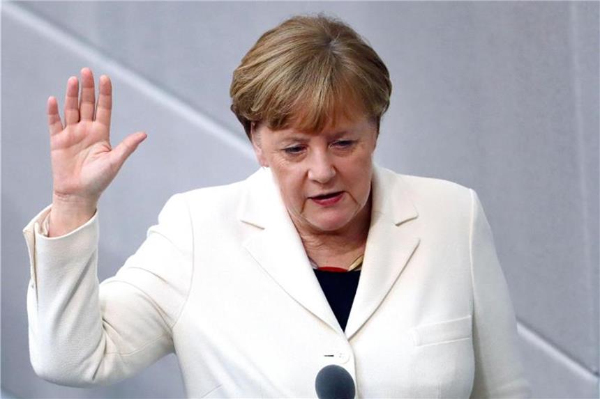 Miserables Zeugnis für die große Koalition nach 100 Tagen Bundeskanzlerin Angela Merkel wird im Bundestag nach ihrer Wahl zur Bundeskanzlerin im März vereidigt. Foto: Michael Kappeler