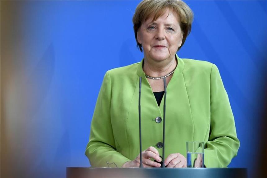 Bundeskanzlerin Angela Merkel wird in Assisi vom Franziskanerorden geehrt. Foto: Britta Pedersen/Archiv