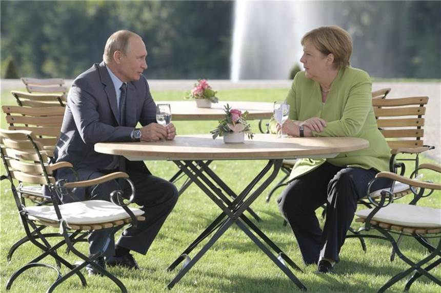 Bundeskanzlerin Angela Merkel zusammen mit Wladimir Putin auf Schloss Meseberg. Foto: Alexei Druzhinin/Pool Sputnik Kremlin/AP