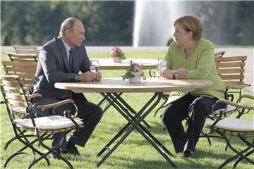 Bundeskanzlerin Angela Merkel zusammen mit Wladimir Putin auf Schloss Meseberg. Foto: Alexei Druzhinin/Pool Sputnik Kremlin/AP