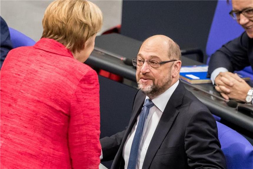 Mehrheit findet „GroKo“ besser als Minderheitsregierung Bundeskanzlerin Merkel (CDU) und SPD-Chef Schulz im November im Bundestag in Berlin. Foto: Michael Kappeler