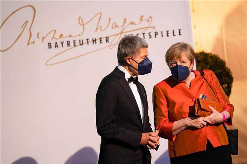 Stichwort Privates - Wer kommt nach Merkels Mann? Bundeskanzlerin Merkel mit ihrem Ehemann Joachim Sauer bei der Eröffnung der Richard-Wagner-Festspiele 2021.