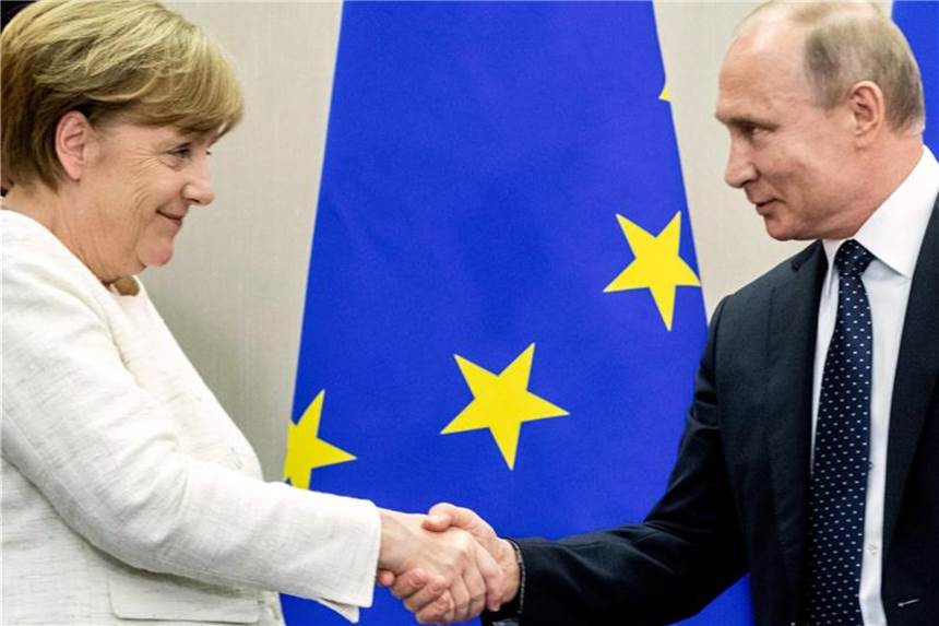 Merkel betont deutsch-russische Verantwortung in Krisen Bundeskanzlerin Merkel und der russische Präsident Putin im Mai nach einer Pressekonferenz in Sotschi. Foto: Kay Nietfeld
