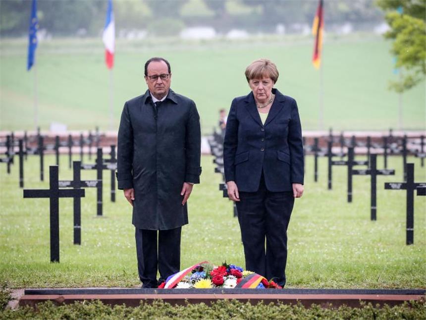 Merkel und Hollande gedenken der «Hölle von Verdun» Bundeskanzlerin Merkel und Frankreichs Präsident Hollande gedenken auf dem deutschen Soldatenfriedhof in Consenvoye bei Verdun den Opfern des Ersten Weltkrieges. Foto: Kay Nietfeld