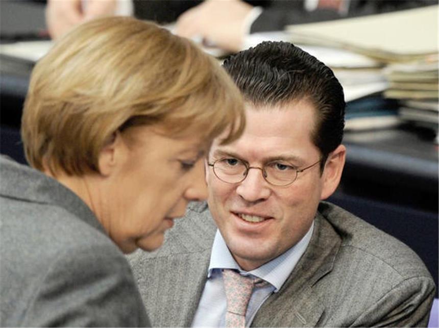Opposition will schnell Aufklärung von Guttenberg Bundeskanzlerin Merkel und Verteidigungsminister zu Guttenberg (CSU) unterhalten sich im Bundestag. Guttenberg steht wegen der Kundus-Affäre verschärft in der Kritik.
