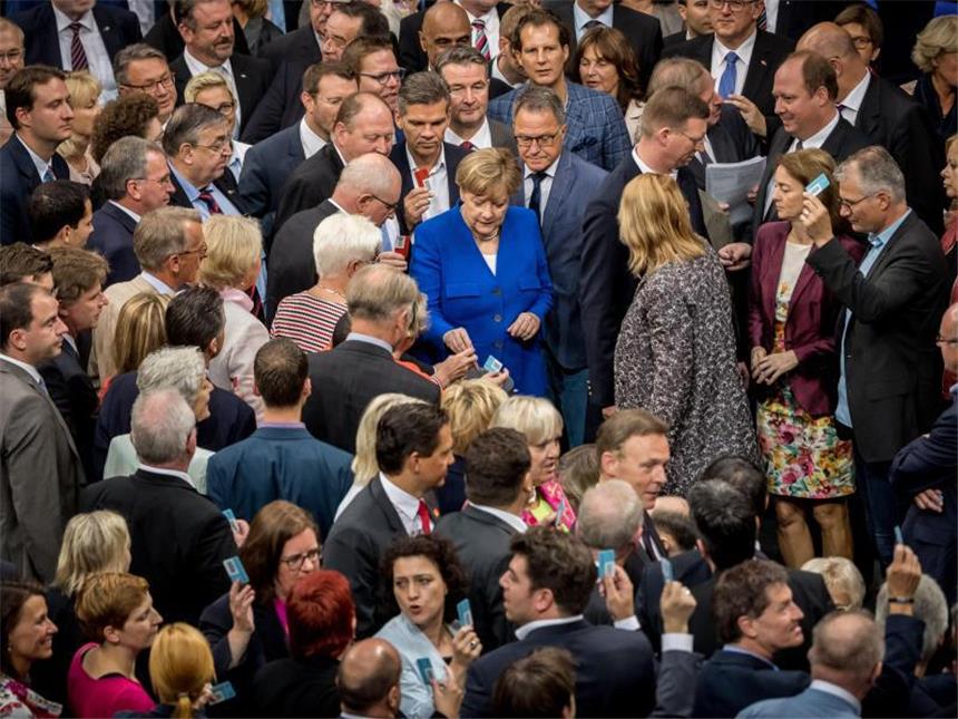 Eindeutiges Ergebnis: Bundestag will Ehe für alle Bundeskanzlerin Merkel wirft im Bundestag ihre Stimmkarte ein: Sie hat gegen die Ehe für alle gestimmt.