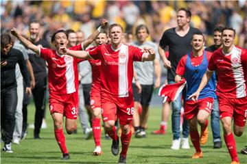 Bundesliga wir kommen: Die Spieler von Fortuna Düsseldorf jubeln über den Aufstieg. Foto: Sebastian Kahnert