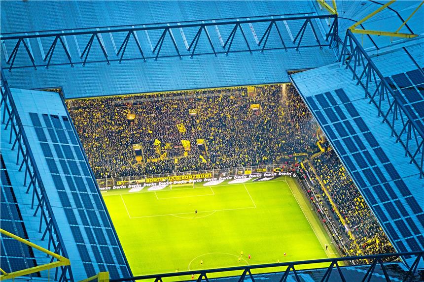 Darum klagen viele BVB-Fans über die schlechte Stimmung im Signal Iduna Park Bundesligaspiel BVB Dortmund gegen den FC Freiburg m SignalIdunaPark in Dortmund im Bundesstaat Nordrhein-Westfalen.Aussenaufnahmen des beleuchtenten Westfalenstadion in der Dämmerung. Dortmund, Ruhrgebiet, Nordrhein-Westfalen, Deutschland