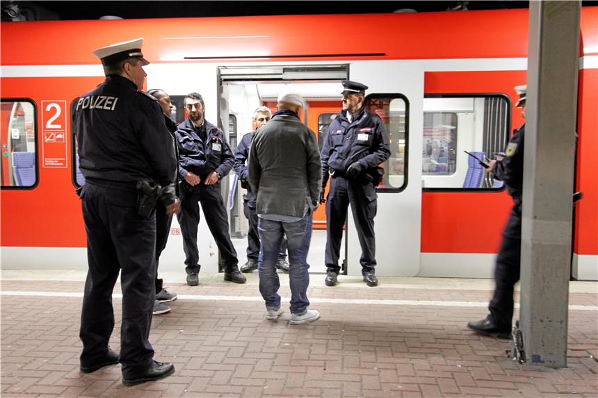 Bundespolizei-Einsatz im Dortmunder Hauptbahnhof. Immer öfter greifen Straftäter zu Waffen.