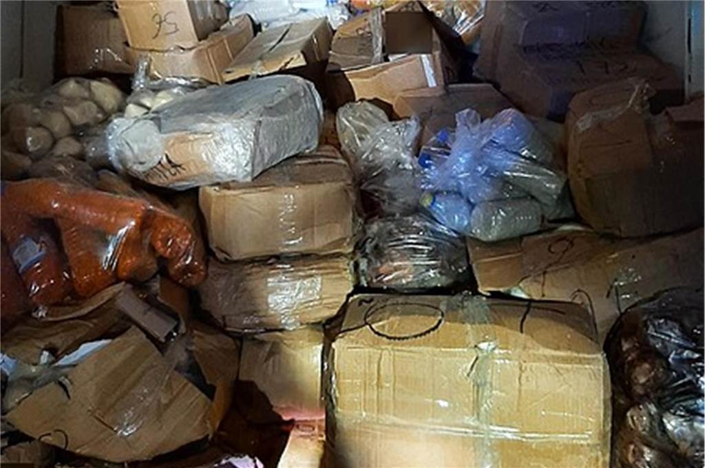 Gebratene Fledermäuse beschlagnahmt: Bundespolizei macht besonderen Fund in Kleintransporter Bundespolizei hat fast eine Tonne Fisch und gebratene Fledermäuse beschlagnahmt.