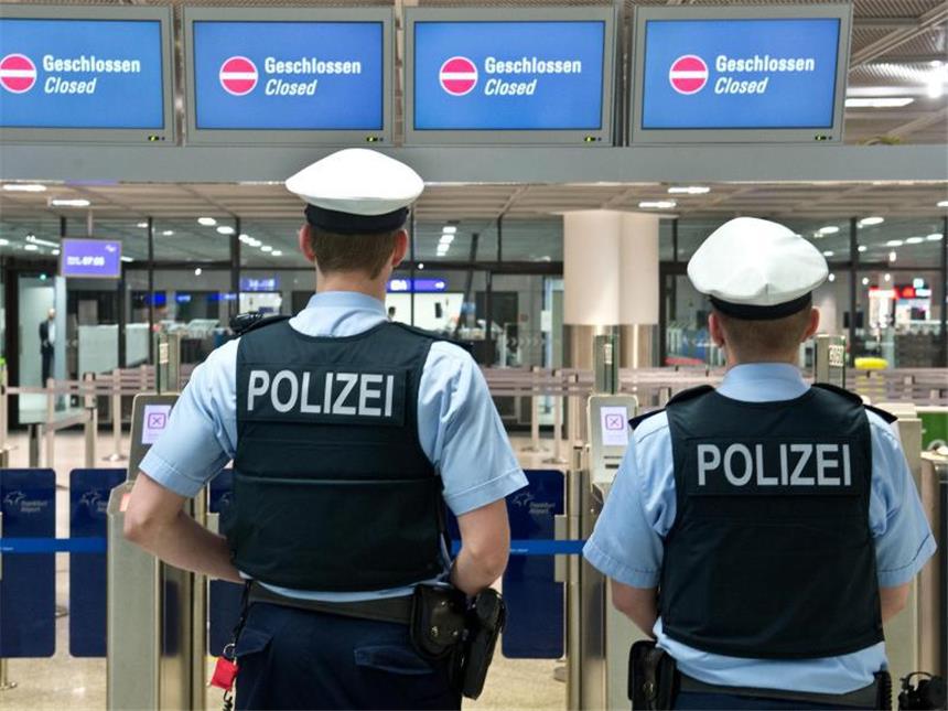 Polizei sieht Sicherheitslücken in Deutschland Bundespolizisten auf einem Flughafen. Vor allem im Bereich der Luftsicherheit sieht die Polizeigewerkschaft Defizite. Foto: Boris Roessler