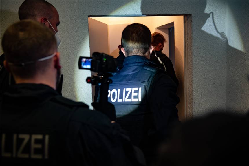 Organisierte Schleuserkriminalität: Polizei nimmt Verdächtige bei Razzien fest Bundespolizisten gehen bei der Razzia gegen Schleuser in eine Wohnung.
