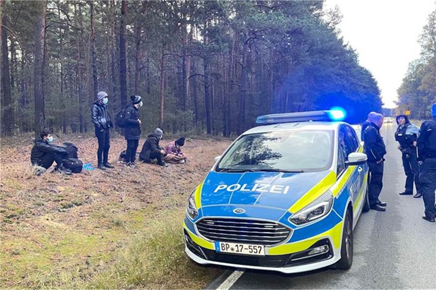 Zahl unerlaubter Einreisen über Polen drastisch gestiegen Bundespolizisten stehen neben einer Gruppe von Migranten, die zuvor über die deutsch-polnische Grenze gegangen waren.