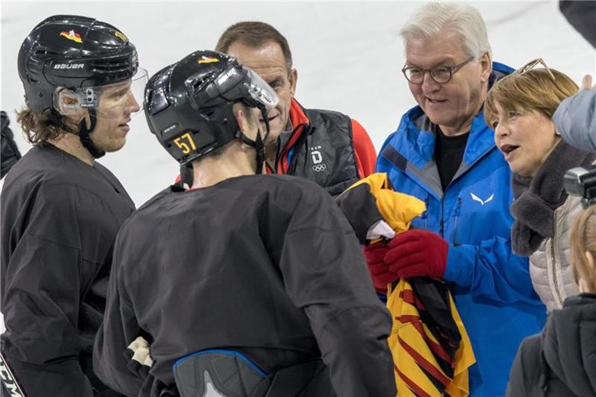 Steinmeier besucht deutsches Olympia-Team Bundespräsident Frank-Walter Steinmeier (2.v.r.) im Gespräch mit Christian Ehrhoff (l) und Marcel Goc (2.v.l.). Foto: Peter Kneffel