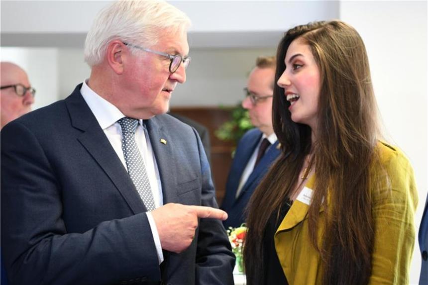 Flüchtlinge werden Arzthelfer: Steinmeier bei Pilotprojekt Bundespräsident Frank-Walter Steinmeier besuchte die KAUSA-Servicestelle. Foto: Ina Fassbender
